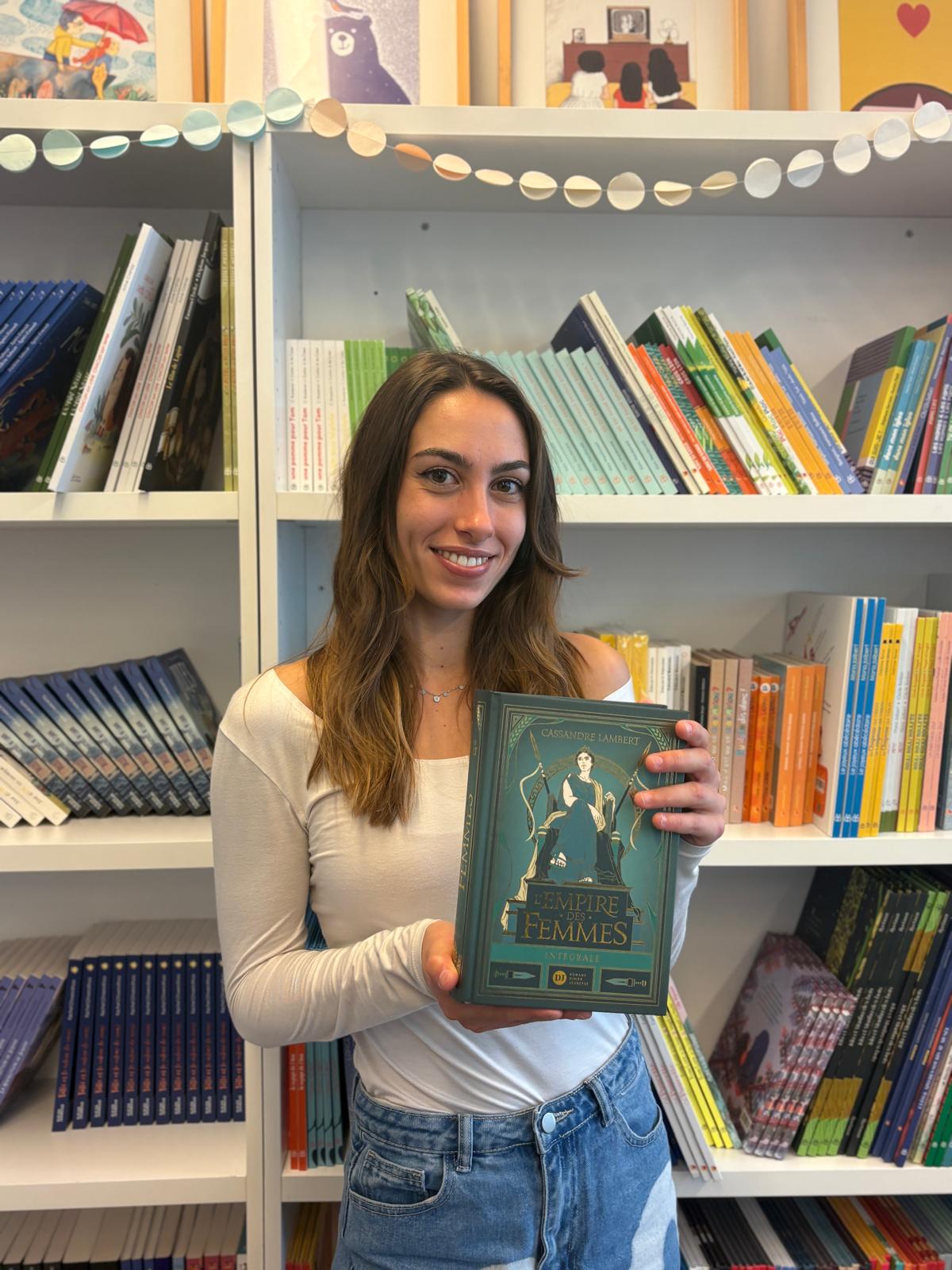 Cassandre Lambert présente la couverture de son livre