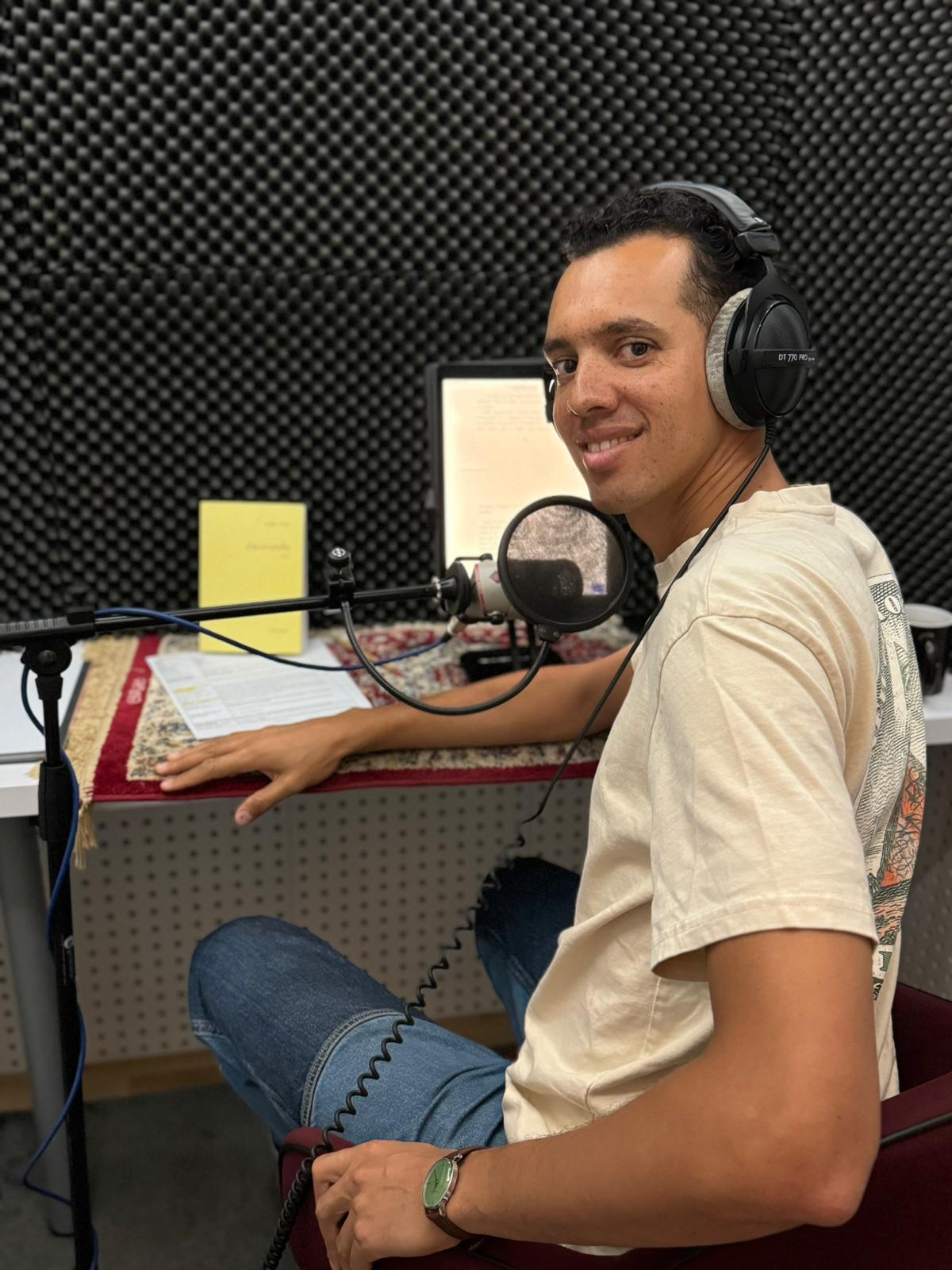 photo de l'auteur en train d'enregistrer le livre-audio